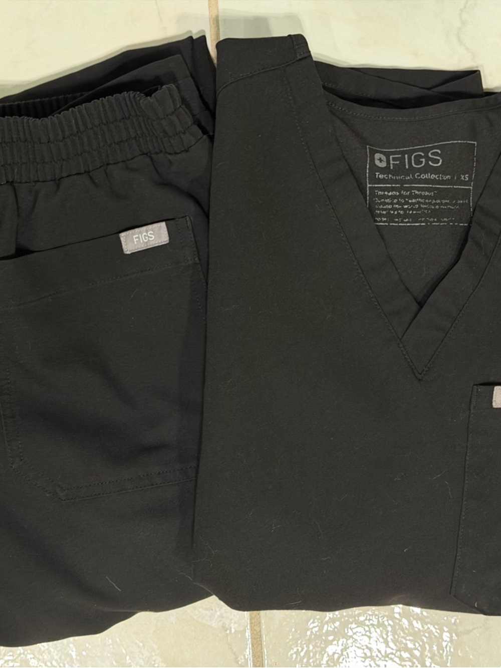 FIGS Scrub Set (Catarina Top/Yola Scrub Pant) in Black - XS